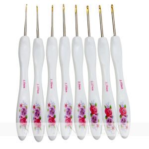 Conjunto de ganchos de ganchillo de aluminio con mango ergonómico retro de impresión floral al por mayor